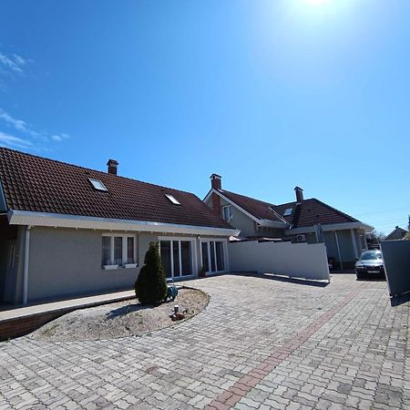 Nikolux Apartman ハイデゥソボスロー エクステリア 写真