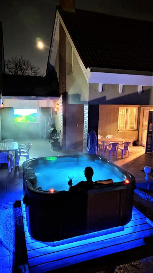 Nikolux Apartman ハイデゥソボスロー エクステリア 写真