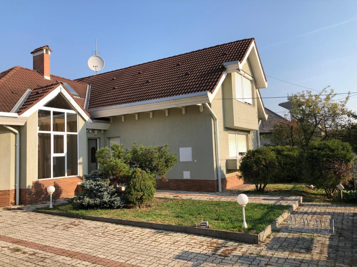 Nikolux Apartman ハイデゥソボスロー エクステリア 写真